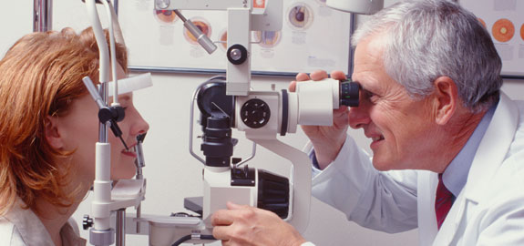 optomologist helping patient